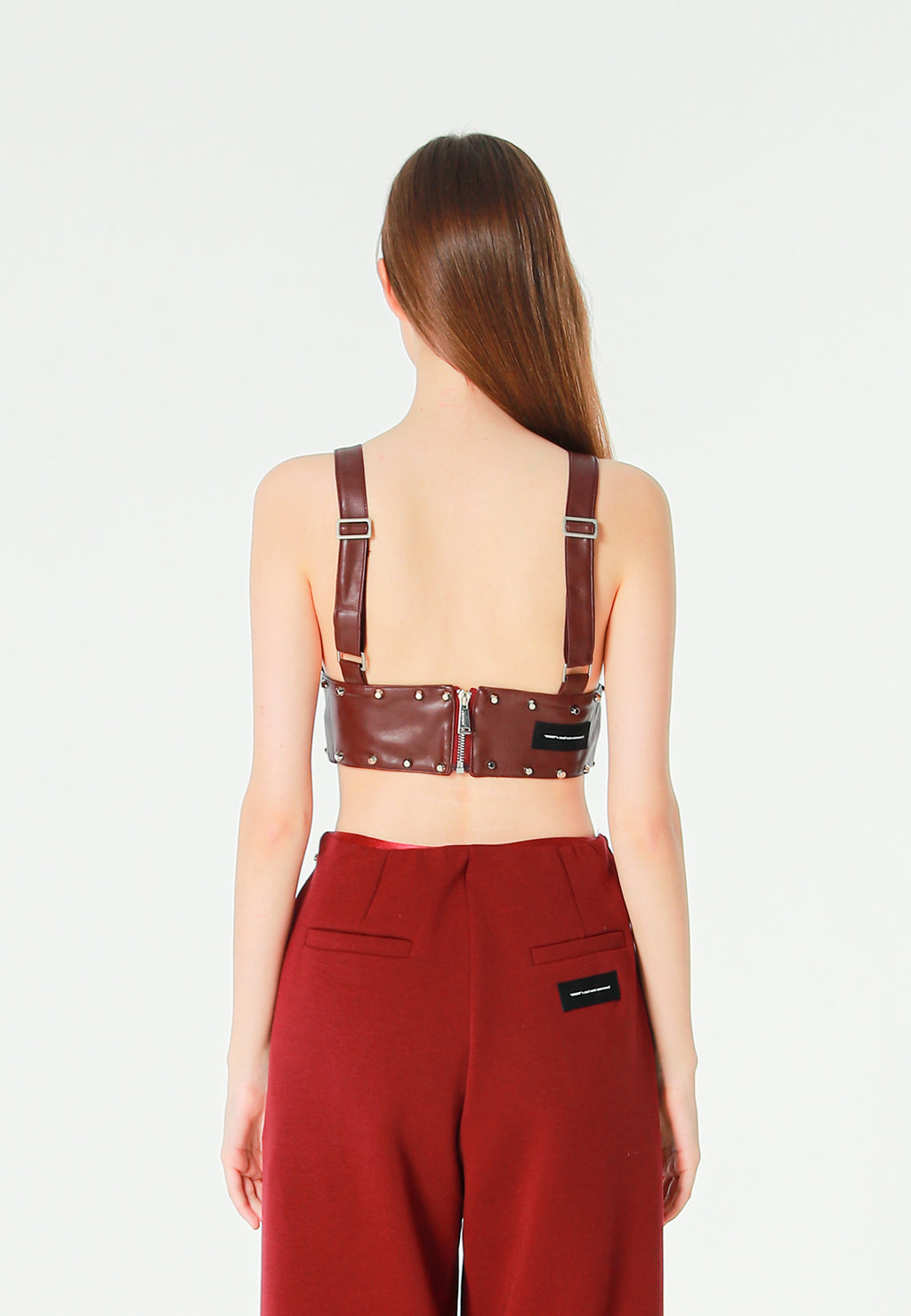 Top de efecto piel con escote pronunciado y tachuelas metálicas | MWM [PS_COLORS:BURGUNDY]