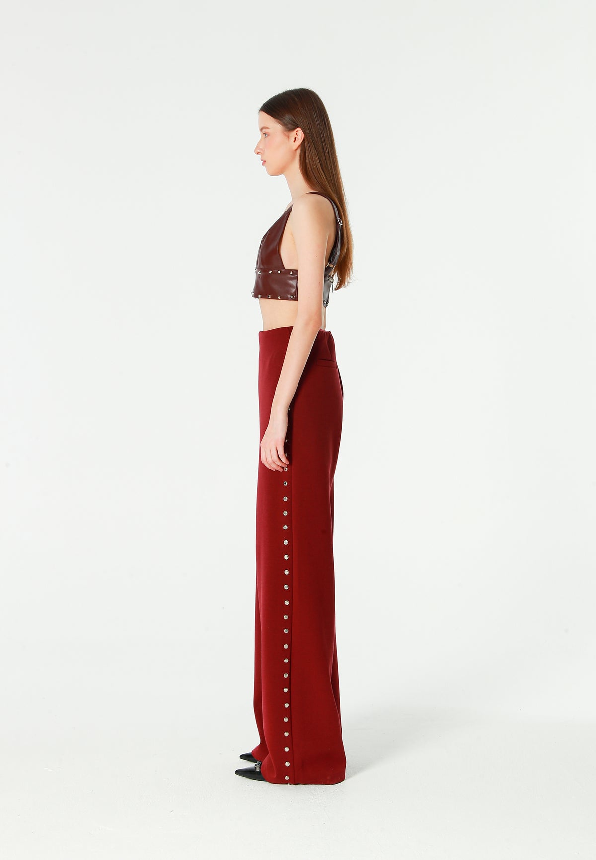 Top de efecto piel con escote pronunciado y tachuelas metálicas | MWM [PS_COLORS:BURGUNDY]
