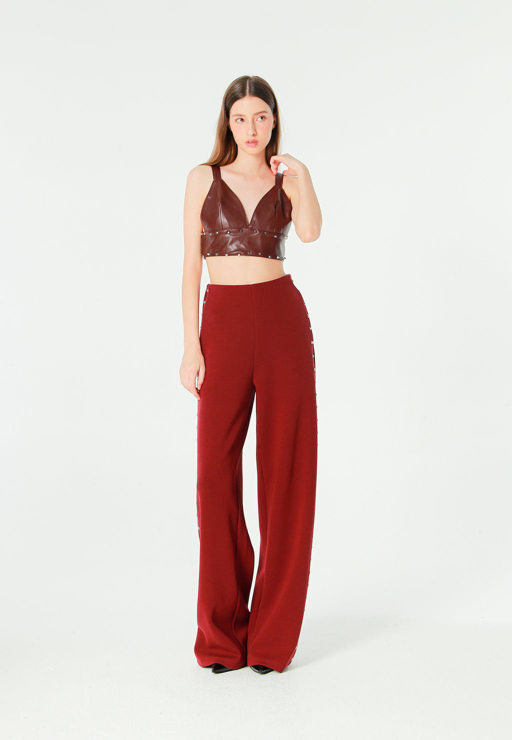 Top de efecto piel con escote pronunciado y tachuelas metálicas | MWM [PS_COLORS:BURGUNDY]