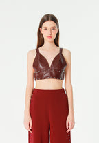 Top de efecto piel con escote pronunciado y tachuelas metálicas | MWM [PS_COLORS:BURGUNDY]