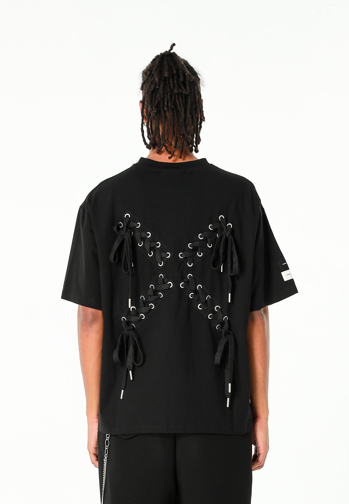 Camiseta Relaxed Fit con manga caída y X de cordones cruzados | MWM [PS_COLORS:BLACK]