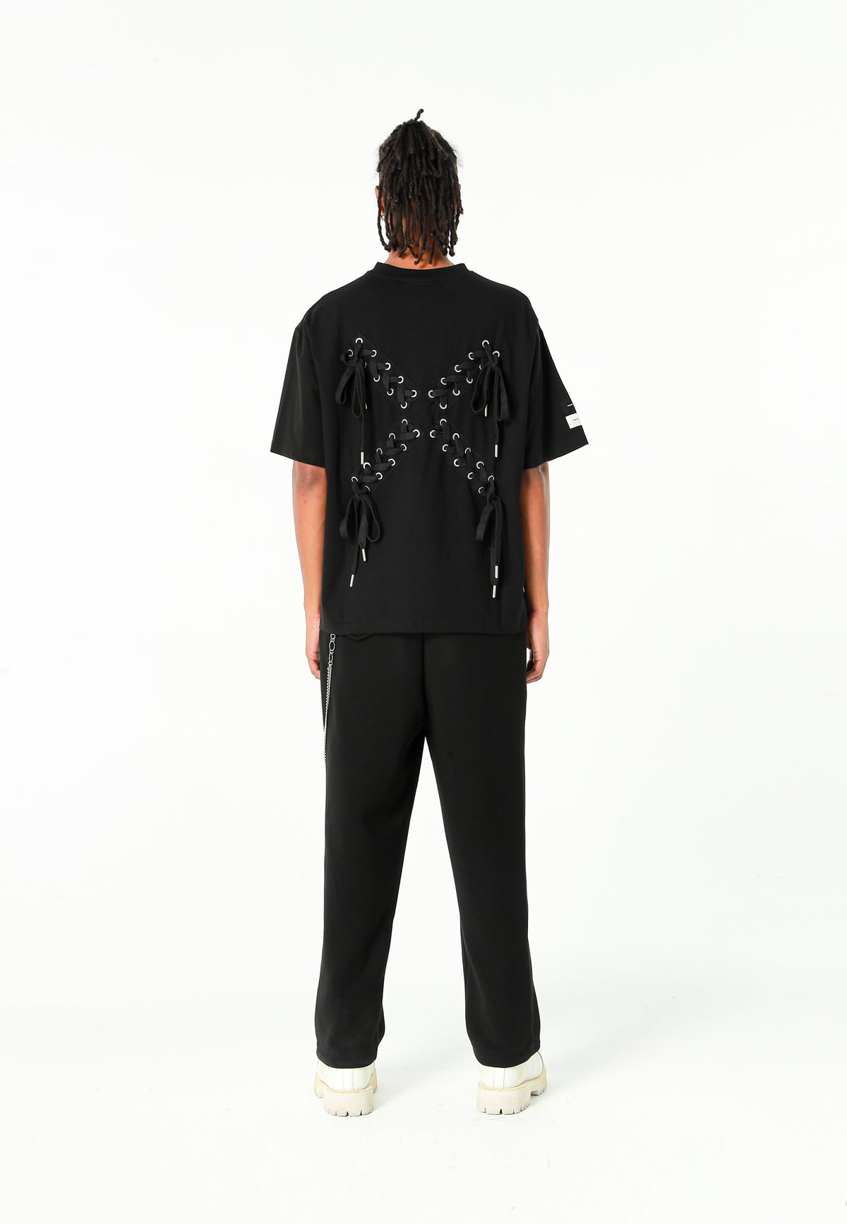 Camiseta Relaxed Fit con manga caída y X de cordones cruzados | MWM [PS_COLORS:BLACK]