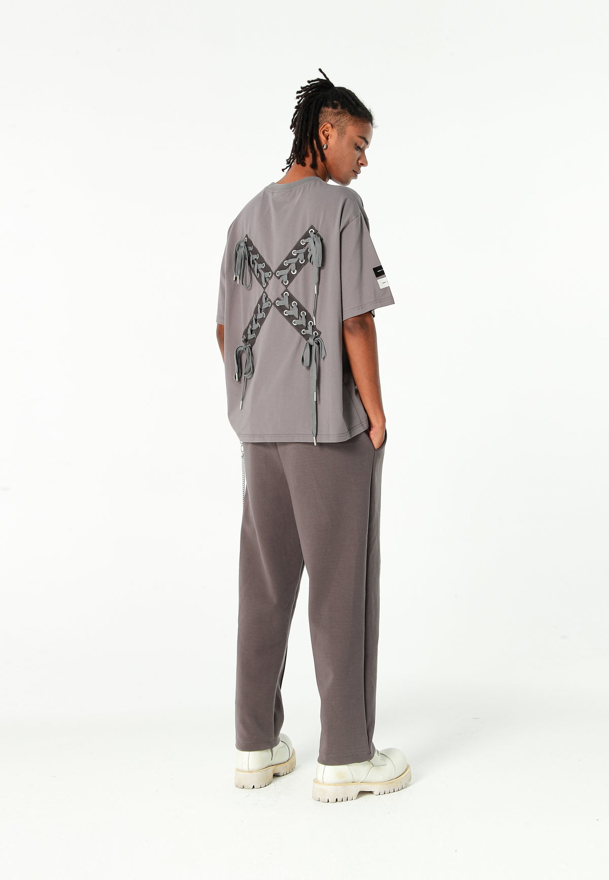 Camiseta Relaxed Fit con manga caída y X de cordones cruzados | MWM [PS_COLORS:GREY]
