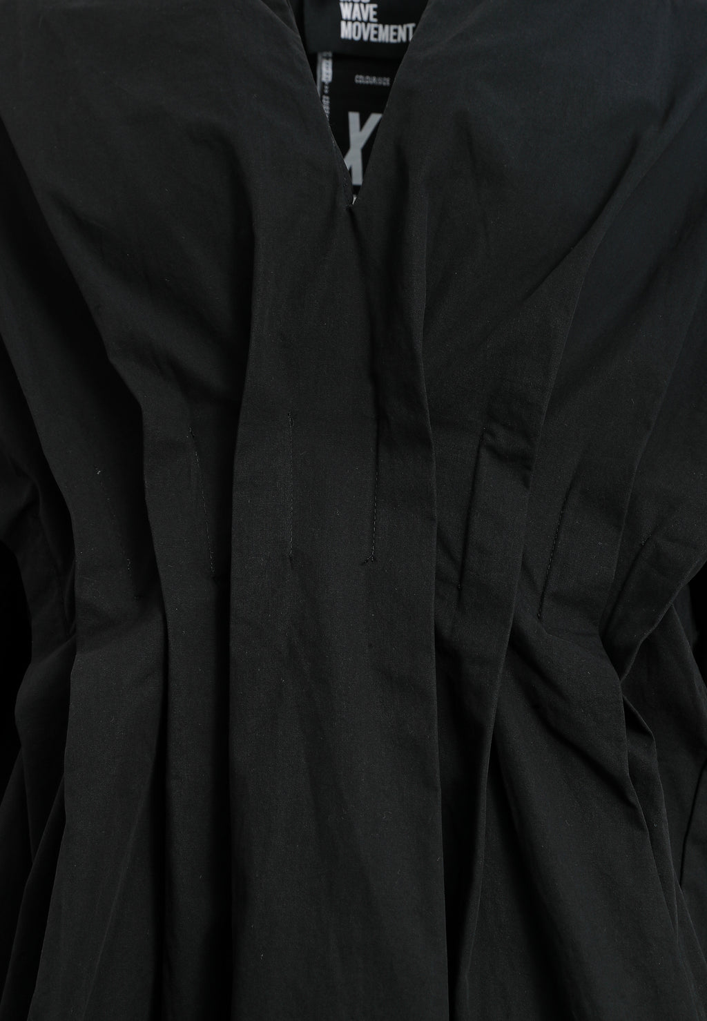 Camisa básica de mujer con corte asiático, pliegues y escote | MWM [PS_COLORS:BLACK]