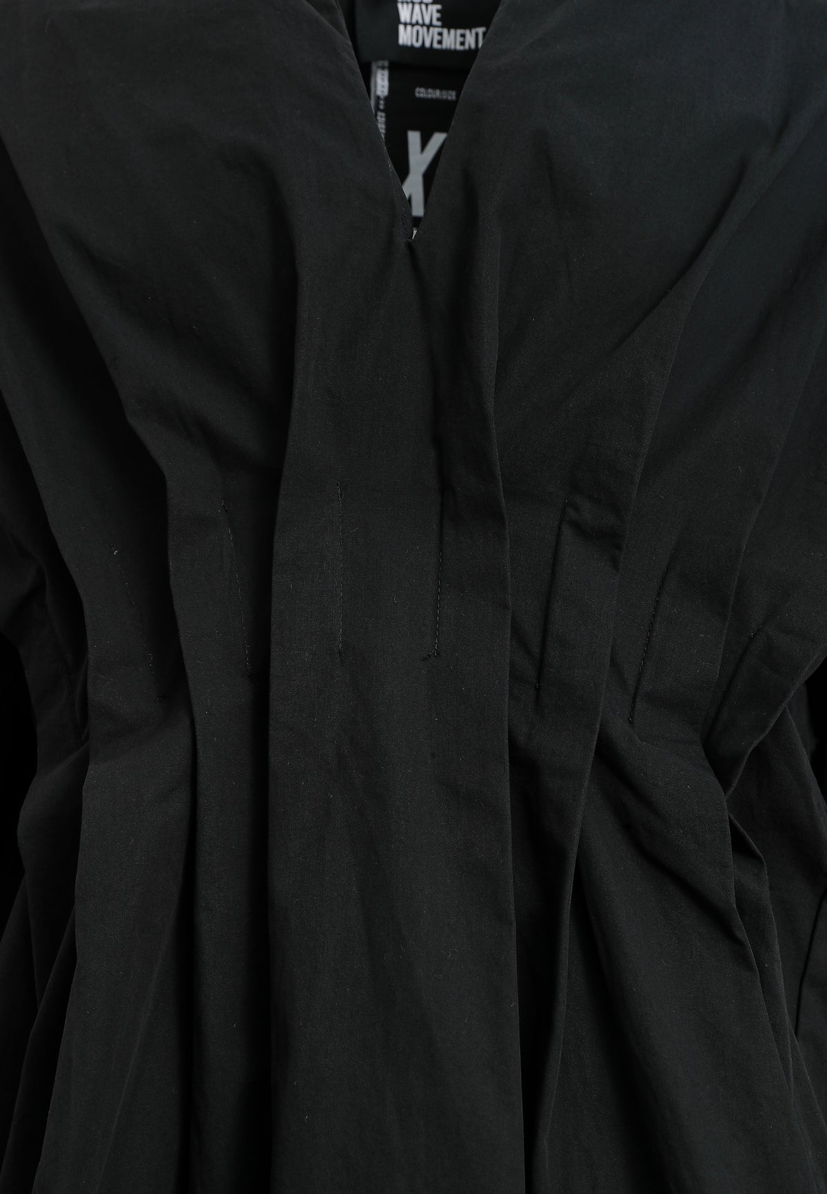 Camisa básica de mujer con corte asiático, pliegues y escote | MWM [PS_COLORS:BLACK]