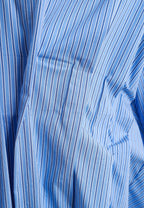 Camisa básica de mujer con corte asiático, pliegues y escote | MWM [PS_COLORS:BLUE]