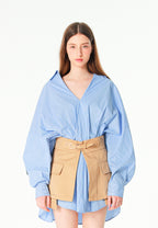 Camisa básica de mujer con corte asiático, pliegues y escote | MWM [PS_COLORS:BLUE]