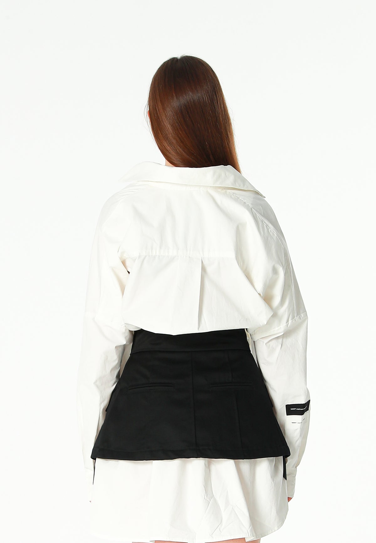 Camisa básica de mujer con corte asiático, pliegues y escote | MWM [PS_COLORS:WHITE]