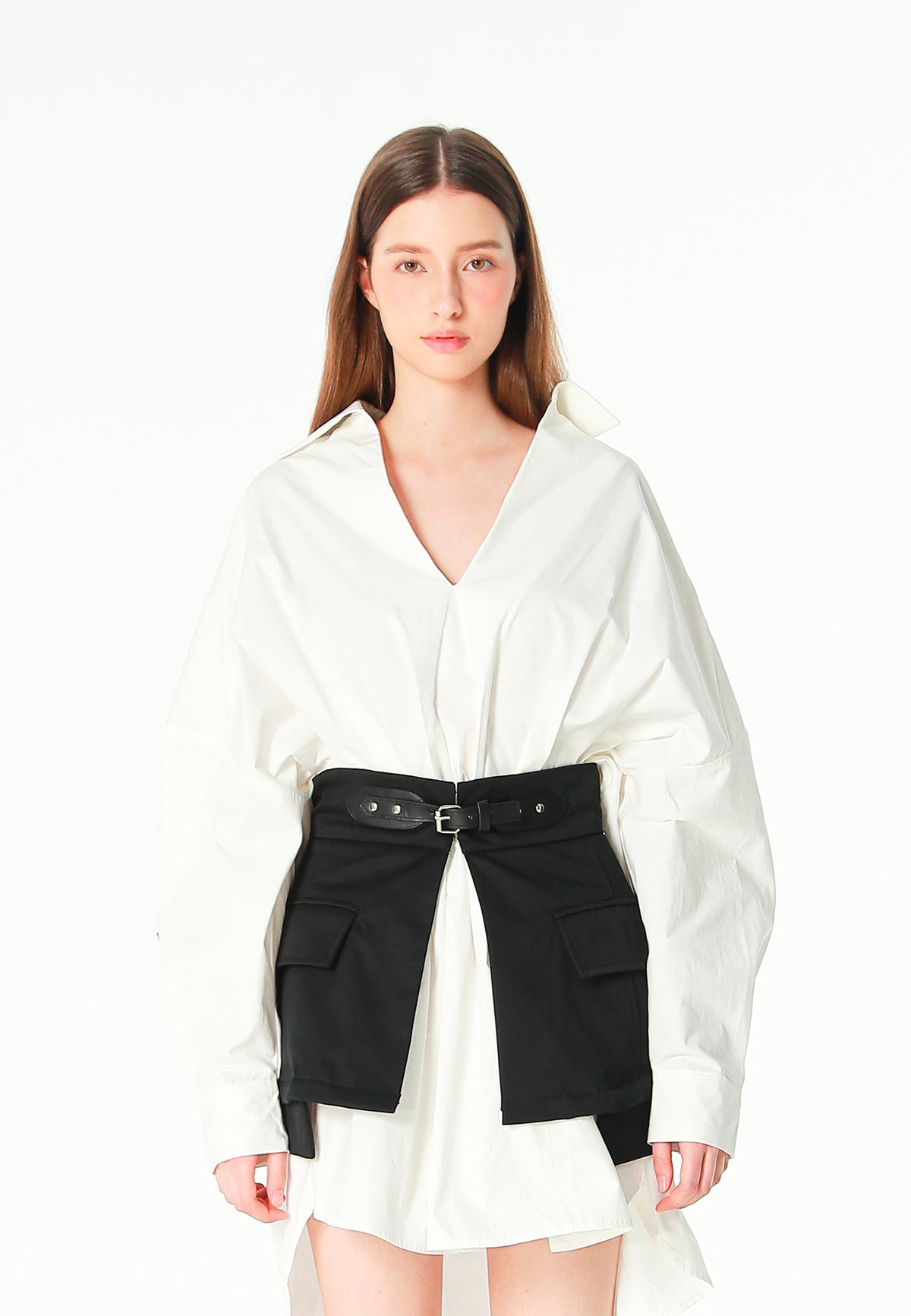 Camisa básica de mujer con corte asiático, pliegues y escote | MWM [PS_COLORS:WHITE]
