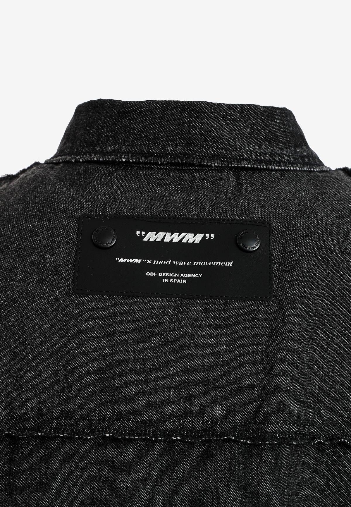 Camisa vaquera TEDDY de corte relajado con parches Teddy en frontal y espalda | MWM [PS_COLORS:BLACK]