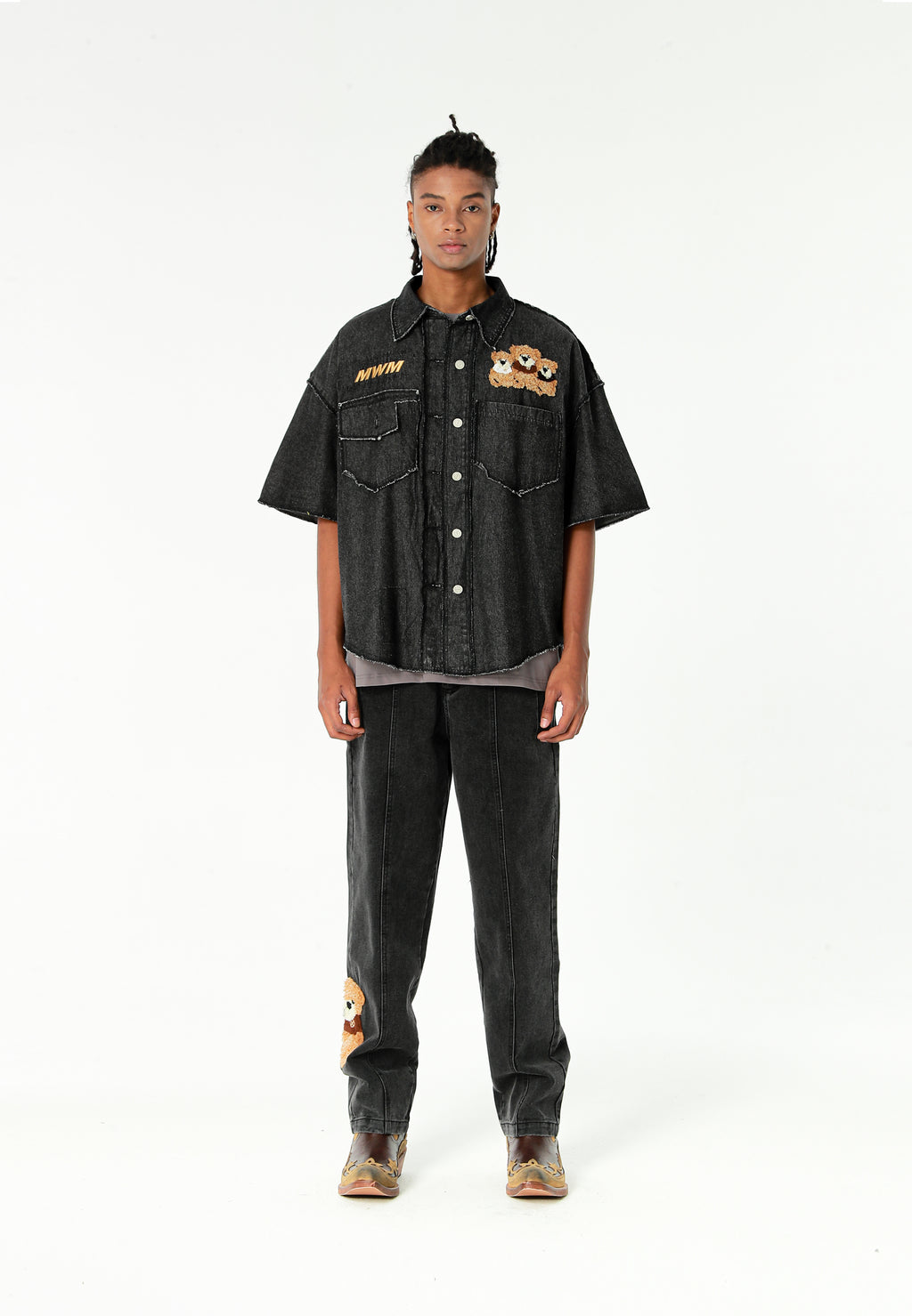 Camisa vaquera TEDDY de corte relajado con parches Teddy en frontal y espalda | MWM [PS_COLORS:BLACK]