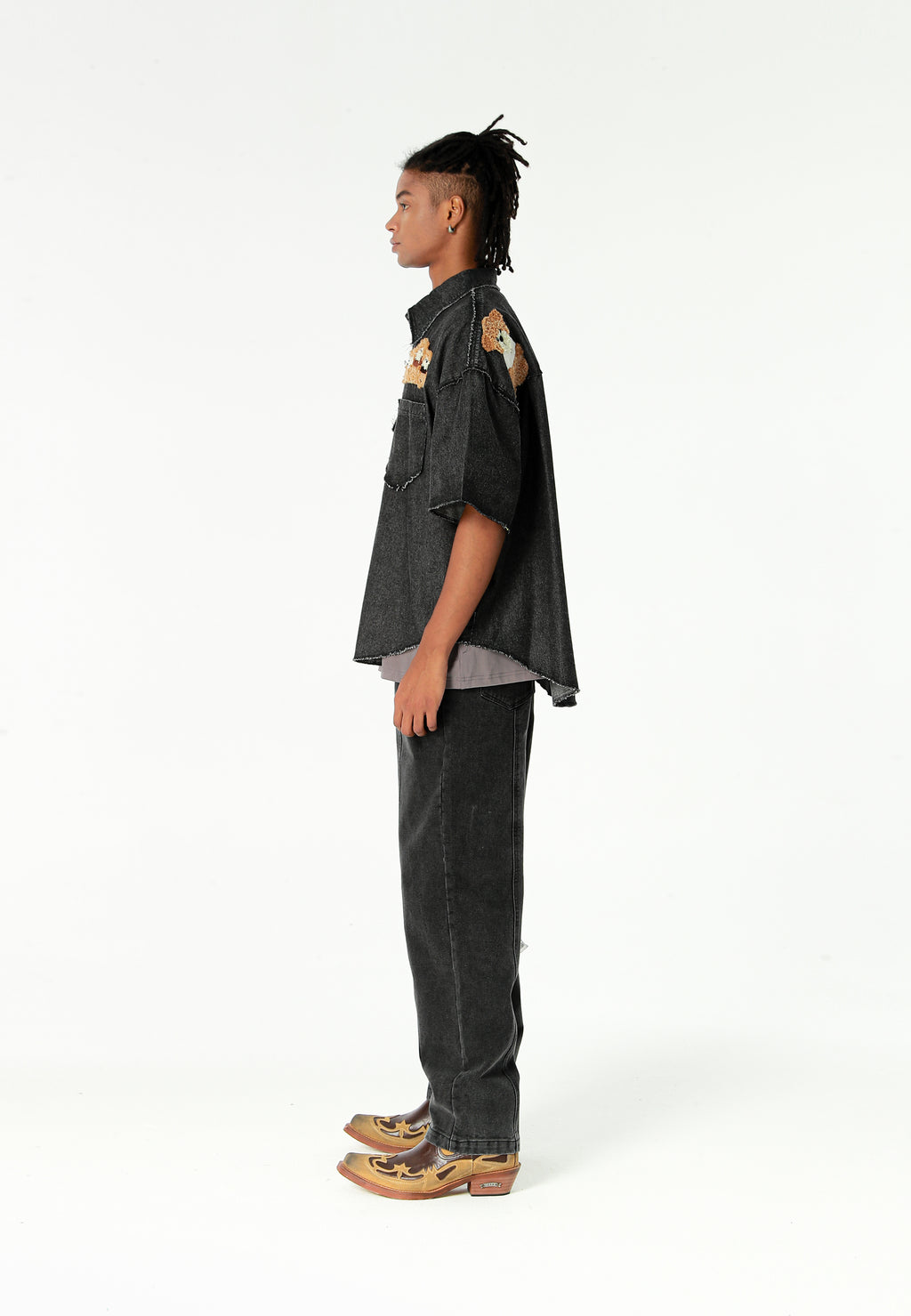 Camisa vaquera TEDDY de corte relajado con parches Teddy en frontal y espalda | MWM [PS_COLORS:BLACK]
