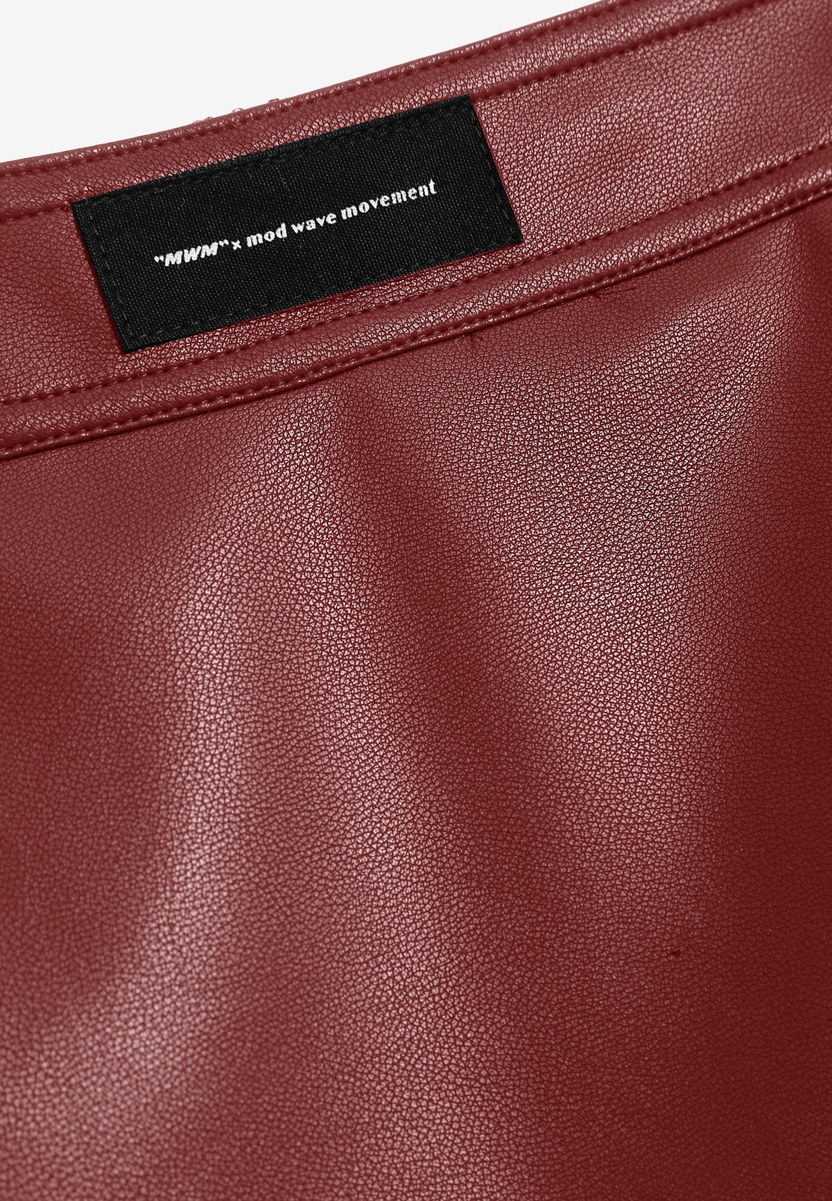 Minifalda de efecto piel con apertura frontal y tachuelas metálicas | MWM [PS_COLORS:BURGUNDY]