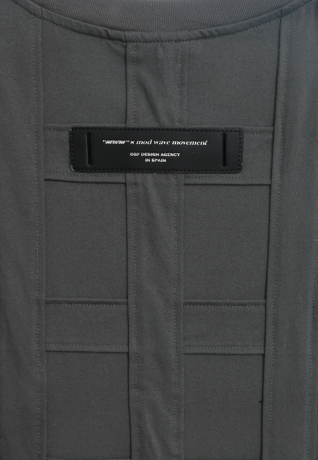 Camiseta de corte relajado con diseño entrelazado y tachuelas en los hombros | MWM [PS_COLORS:GREY]
