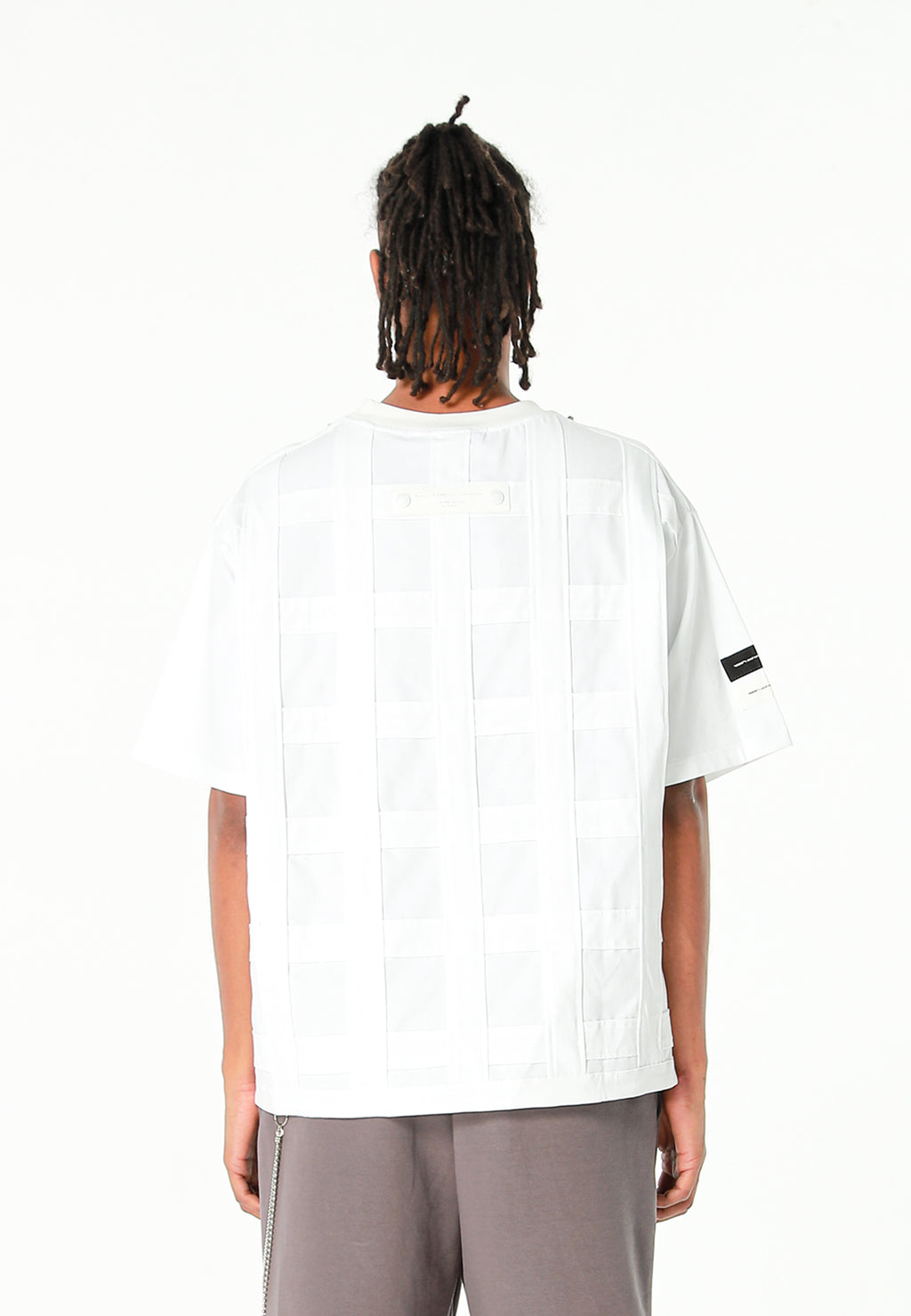 Camiseta de corte relajado con diseño entrelazado y tachuelas en los hombros | MWM [PS_COLORS:WHITE]