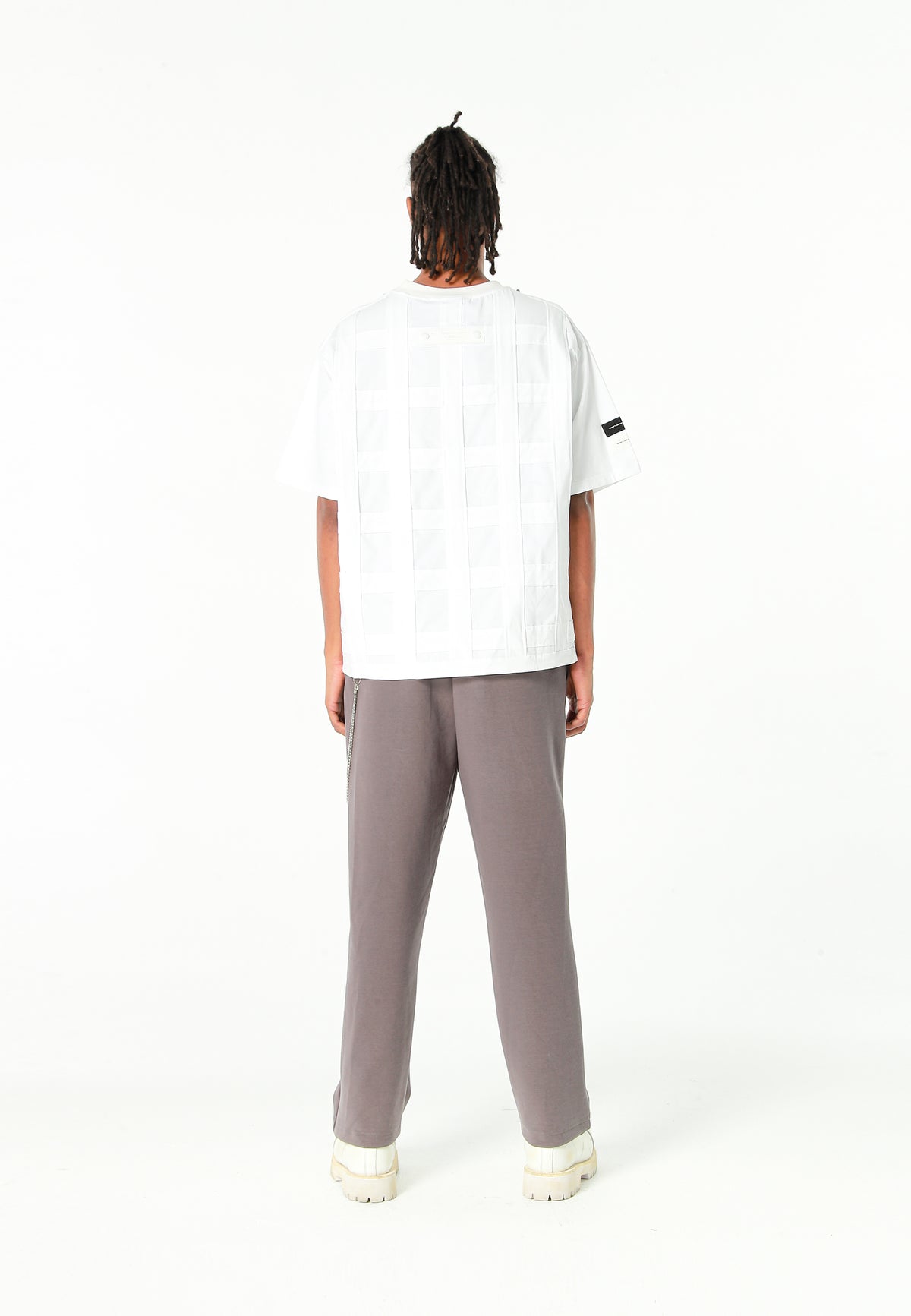 Camiseta de corte relajado con diseño entrelazado y tachuelas en los hombros | MWM [PS_COLORS:WHITE]