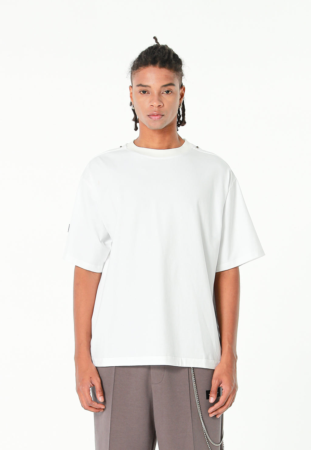 Camiseta de corte relajado con diseño entrelazado y tachuelas en los hombros | MWM [PS_COLORS:WHITE]