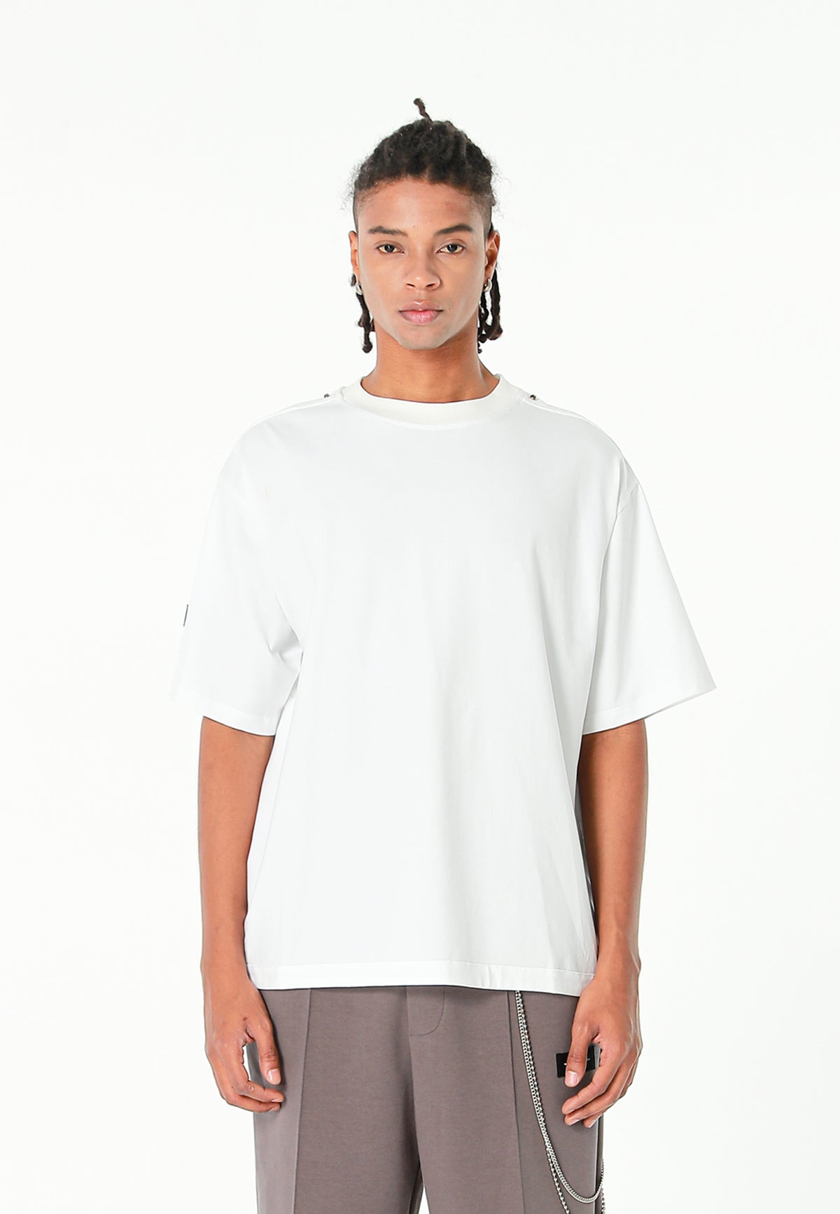 Camiseta de corte relajado con diseño entrelazado y tachuelas en los hombros | MWM [PS_COLORS:WHITE]