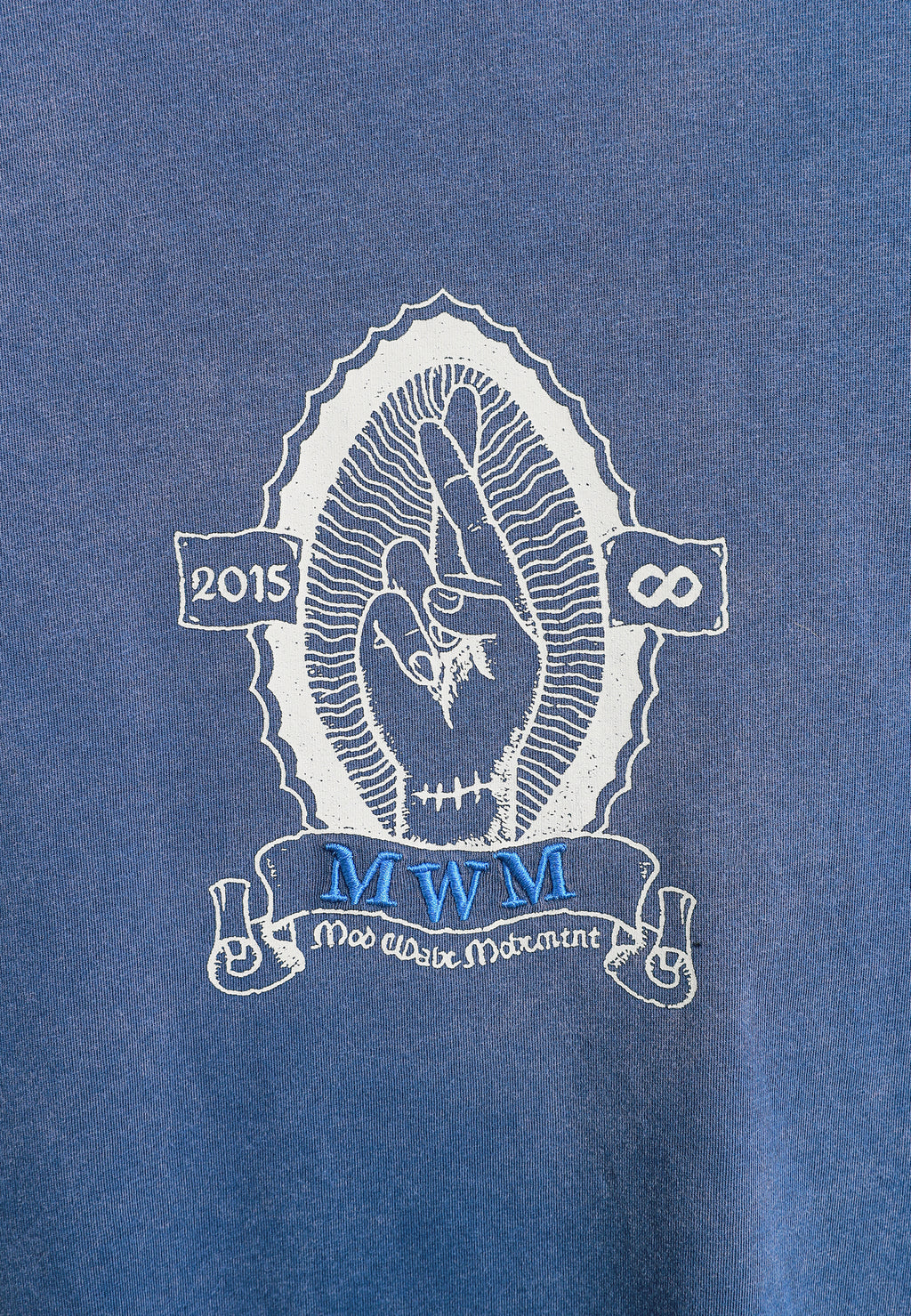 Camiseta de corte regular lavada con logo infinito y cruz bordada | MWM [PS_COLORS:BLUE]
