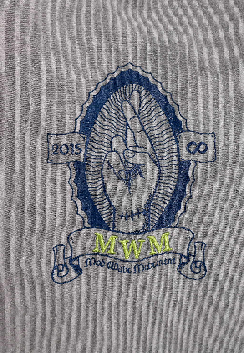 Camiseta de corte regular lavada con logo infinito y cruz bordada | MWM [PS_COLORS:GREY]