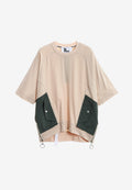 Camiseta oversize con bolsillos frontales técnicos y logo bordado en la espalda | MWM [PS_COLORS:ECRU]