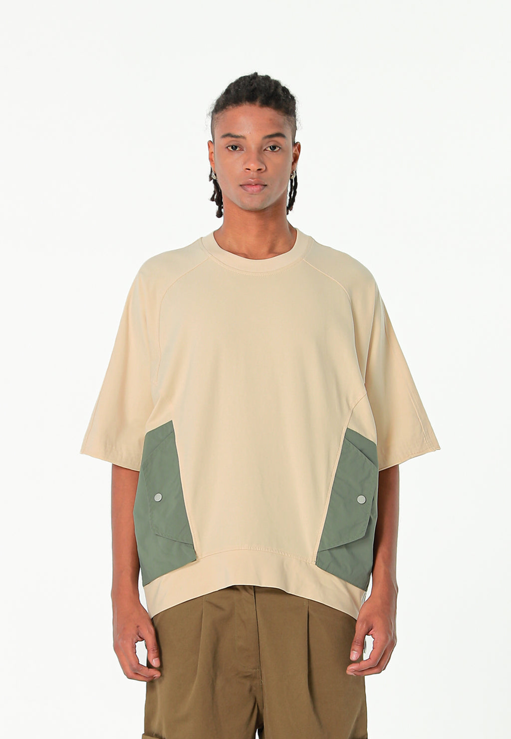 Camiseta oversize con bolsillos frontales técnicos y logo bordado en la espalda | MWM [PS_COLORS:ECRU]