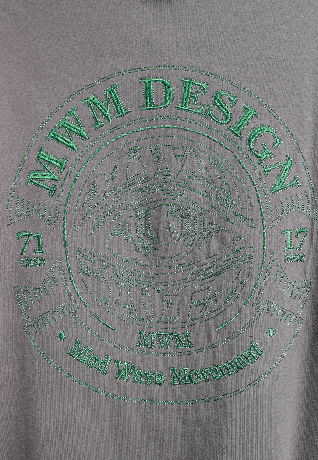 Camiseta de corte regular con motivo Eye MWM bordado en pecho y espalda | MWM [PS_COLORS:GREY]