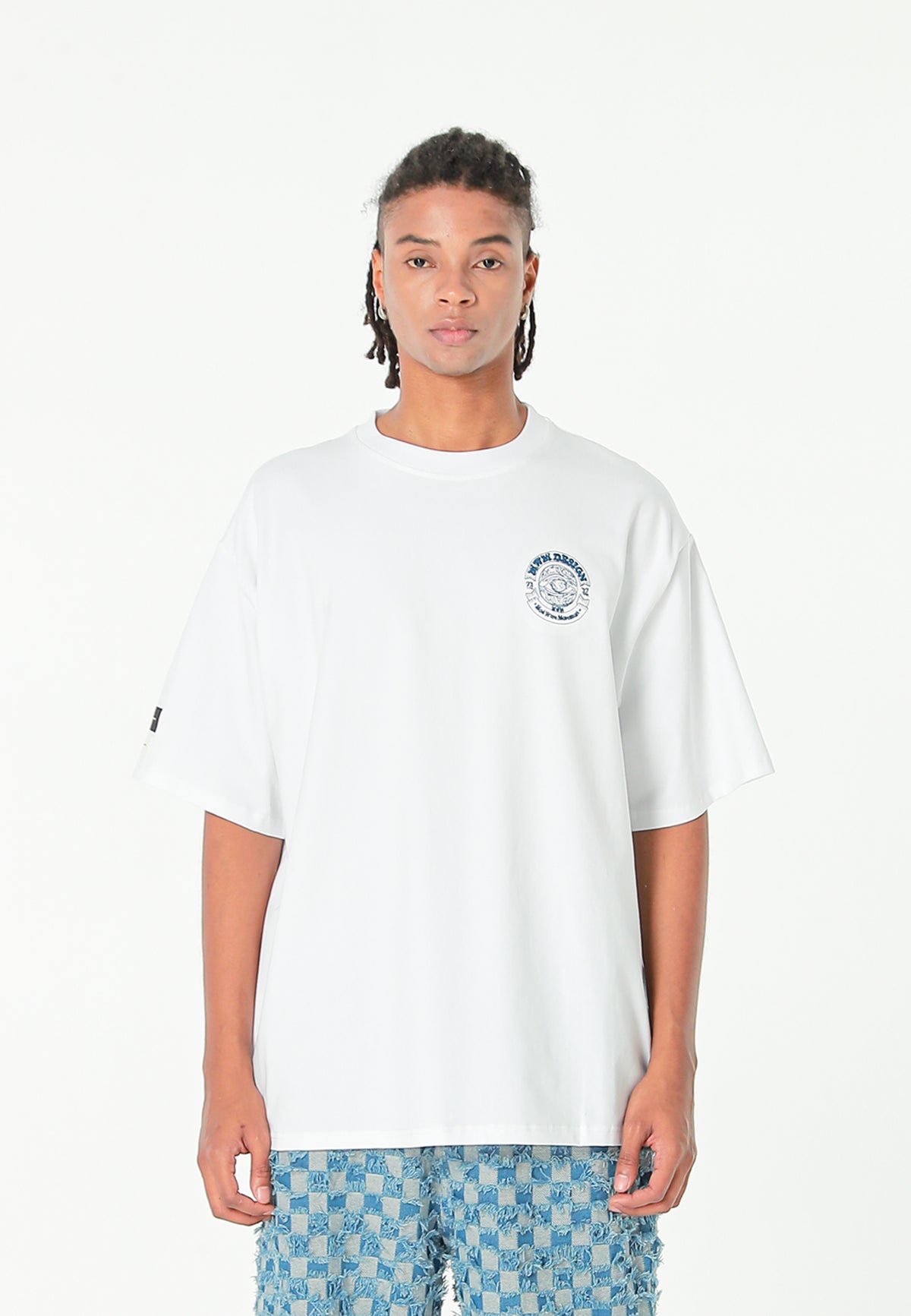 Camiseta de corte regular con motivo Eye MWM bordado en pecho y espalda | MWM [PS_COLORS:WHITE]
