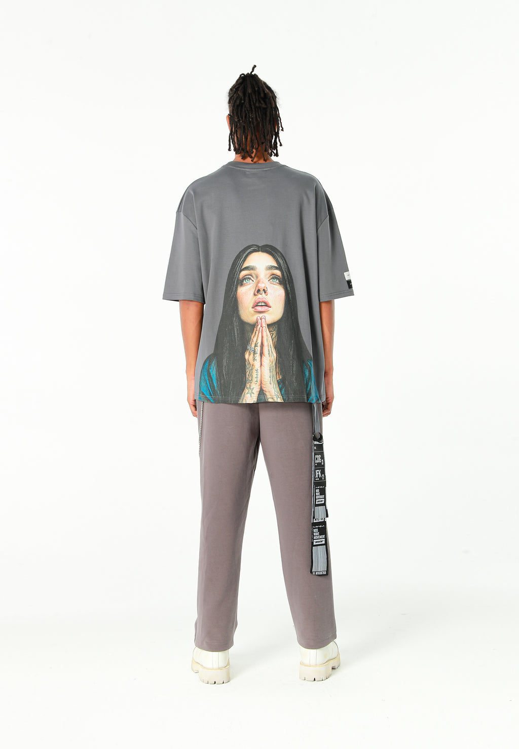 Camiseta Faces de algodón mercerizado con print de gran formato | MWM [PS_COLORS:GREY]