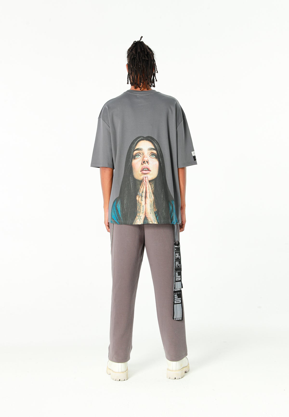Camiseta Faces de algodón mercerizado con print de gran formato | MWM [PS_COLORS:GREY]