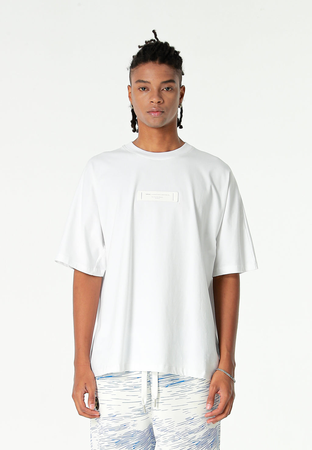 Camiseta de corte cuadrado y relajado con paisaje en la espalda | MWM [PS_COLORS:WHITE]