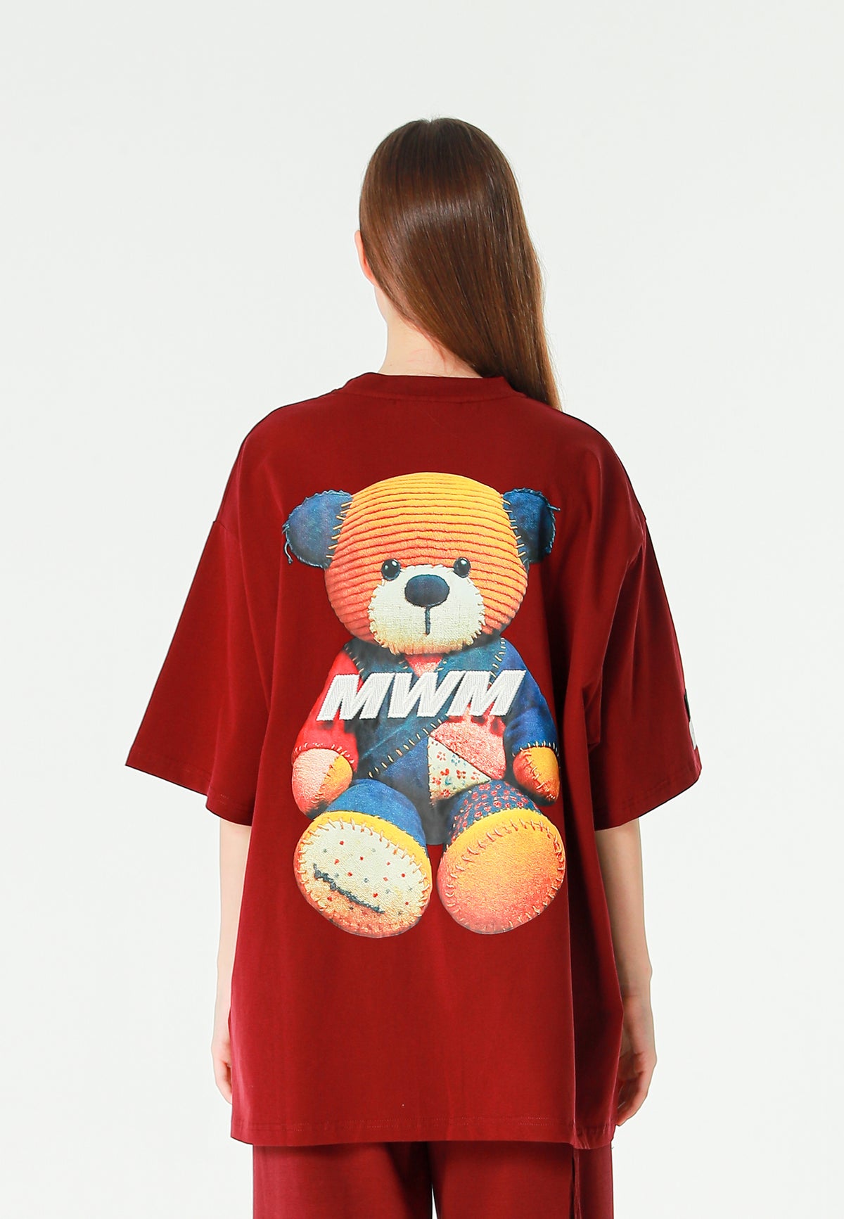 Camiseta TEDDY de corte regular con print patchwork 3D en la espalda | MWM [PS_COLORS:BURGUNDY]
