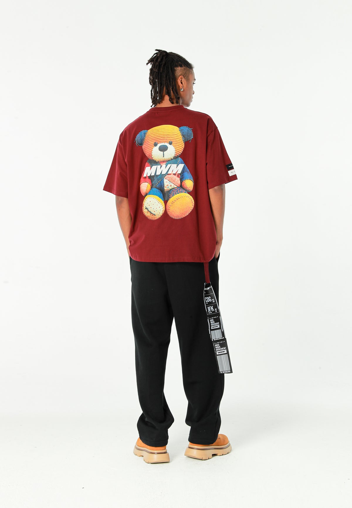 Camiseta TEDDY de corte regular con print patchwork 3D en la espalda | MWM [PS_COLORS:BURGUNDY]