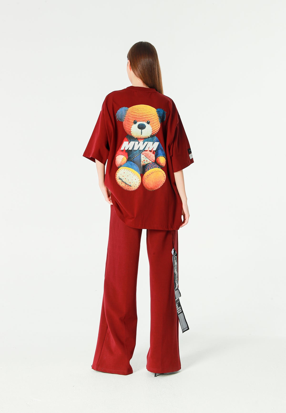 Camiseta TEDDY de corte regular con print patchwork 3D en la espalda | MWM [PS_COLORS:BURGUNDY]