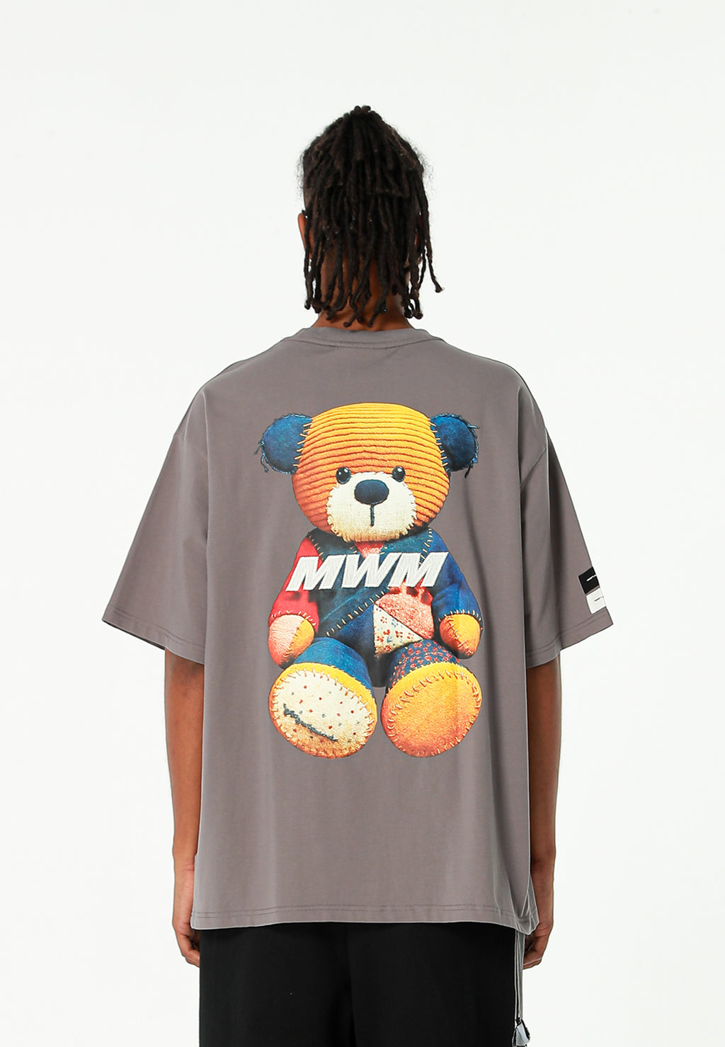 Camiseta TEDDY de corte regular con print patchwork 3D en la espalda | MWM [PS_COLORS:GREY]