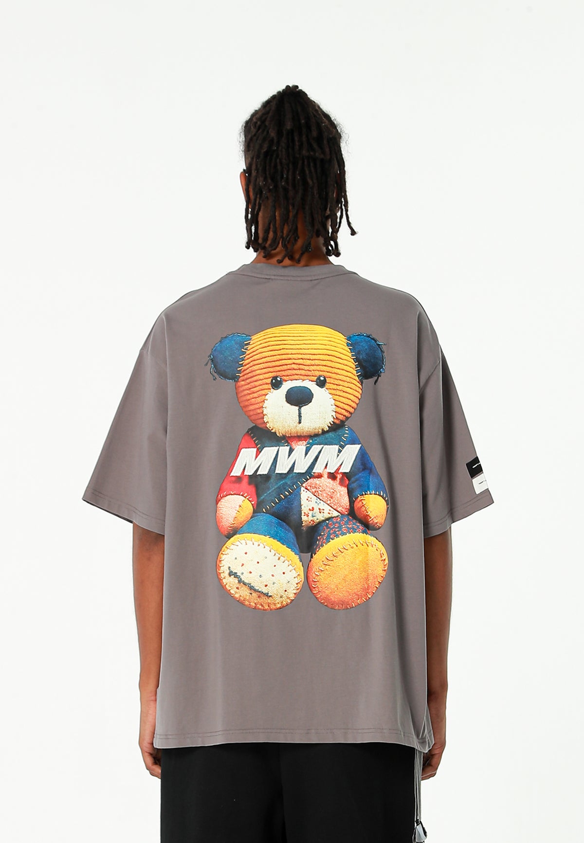 Camiseta TEDDY de corte regular con print patchwork 3D en la espalda | MWM [PS_COLORS:GREY]