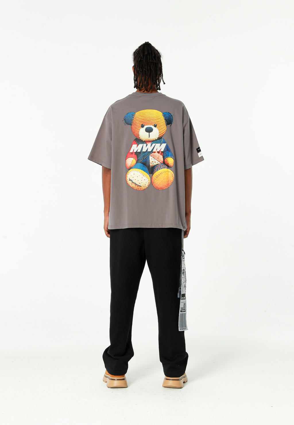Camiseta TEDDY de corte regular con print patchwork 3D en la espalda | MWM [PS_COLORS:GREY]