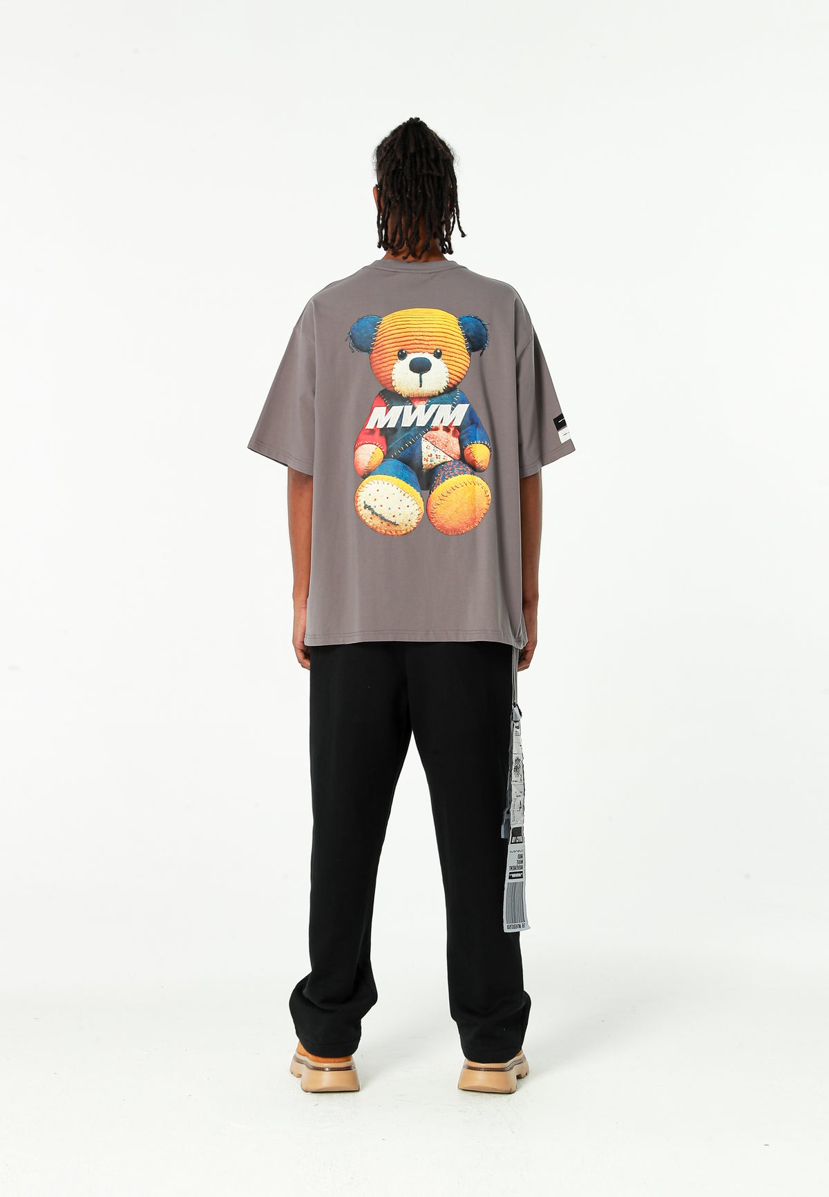 Camiseta TEDDY de corte regular con print patchwork 3D en la espalda | MWM [PS_COLORS:GREY]