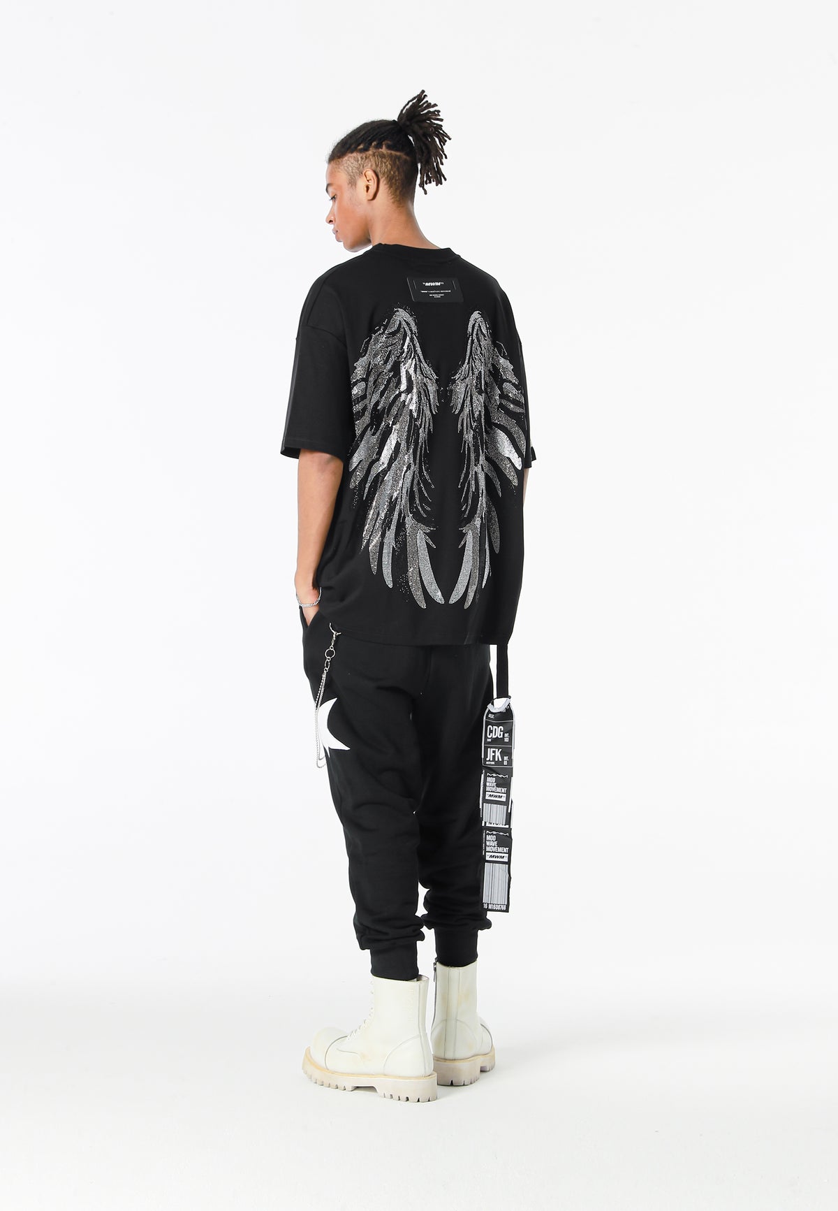 Camiseta Wings de corte relajado con alas de strass en la espalda | MWM [PS_COLORS:BLACK]