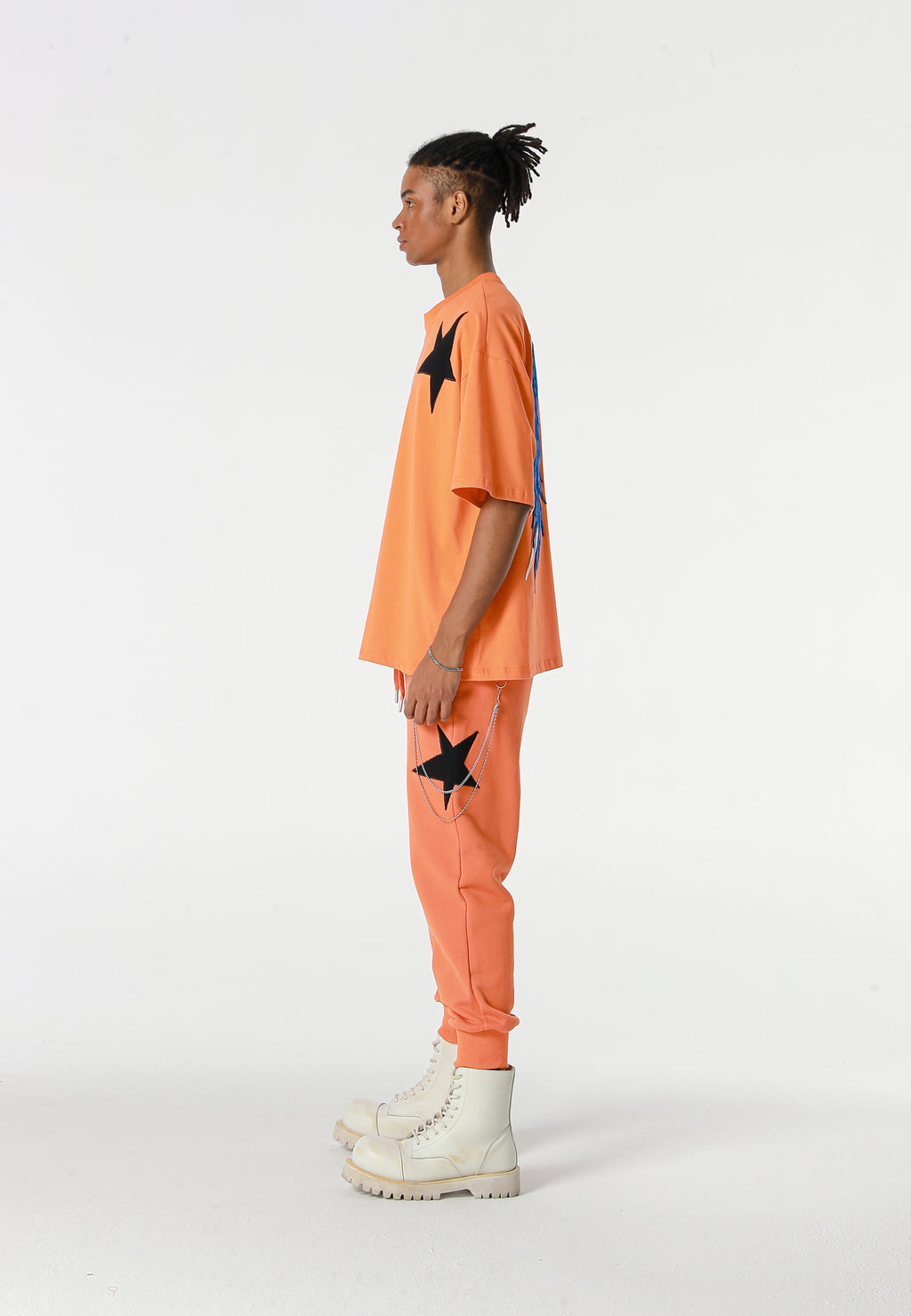 Camiseta Wings de corte relajado con estrellas frontales y doble parche de alas en la espalda | MWM [PS_COLORS:ORANGE]