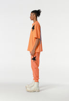 Camiseta Wings de corte relajado con estrellas frontales y doble parche de alas en la espalda | MWM [PS_COLORS:ORANGE]