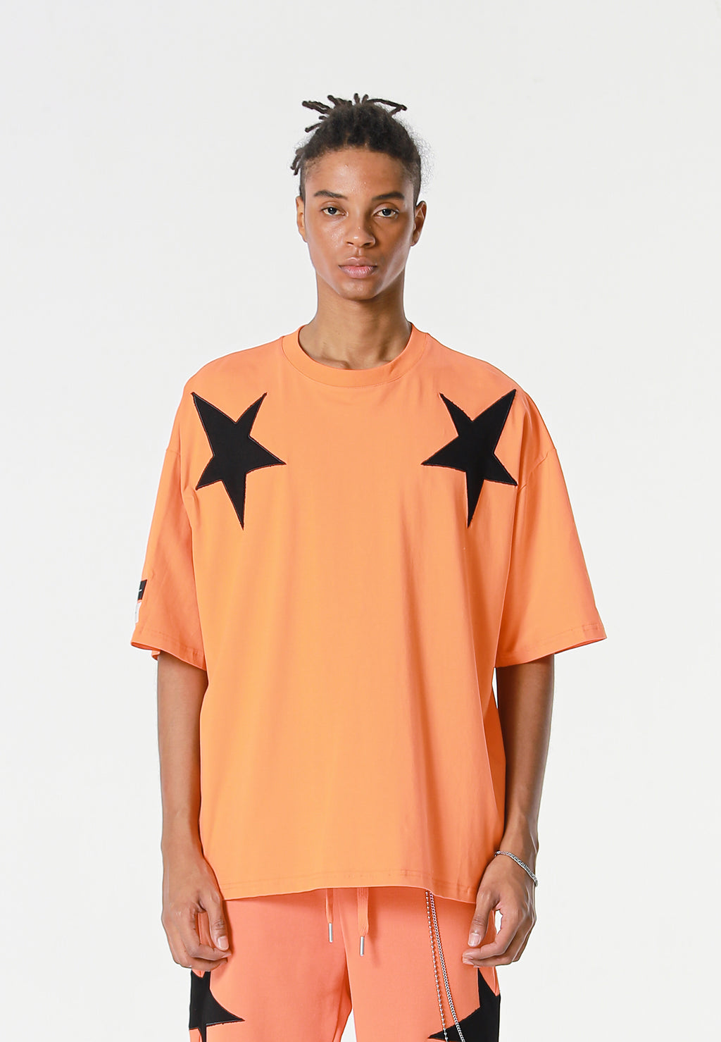 Camiseta Wings de corte relajado con estrellas frontales y doble parche de alas en la espalda | MWM [PS_COLORS:ORANGE]