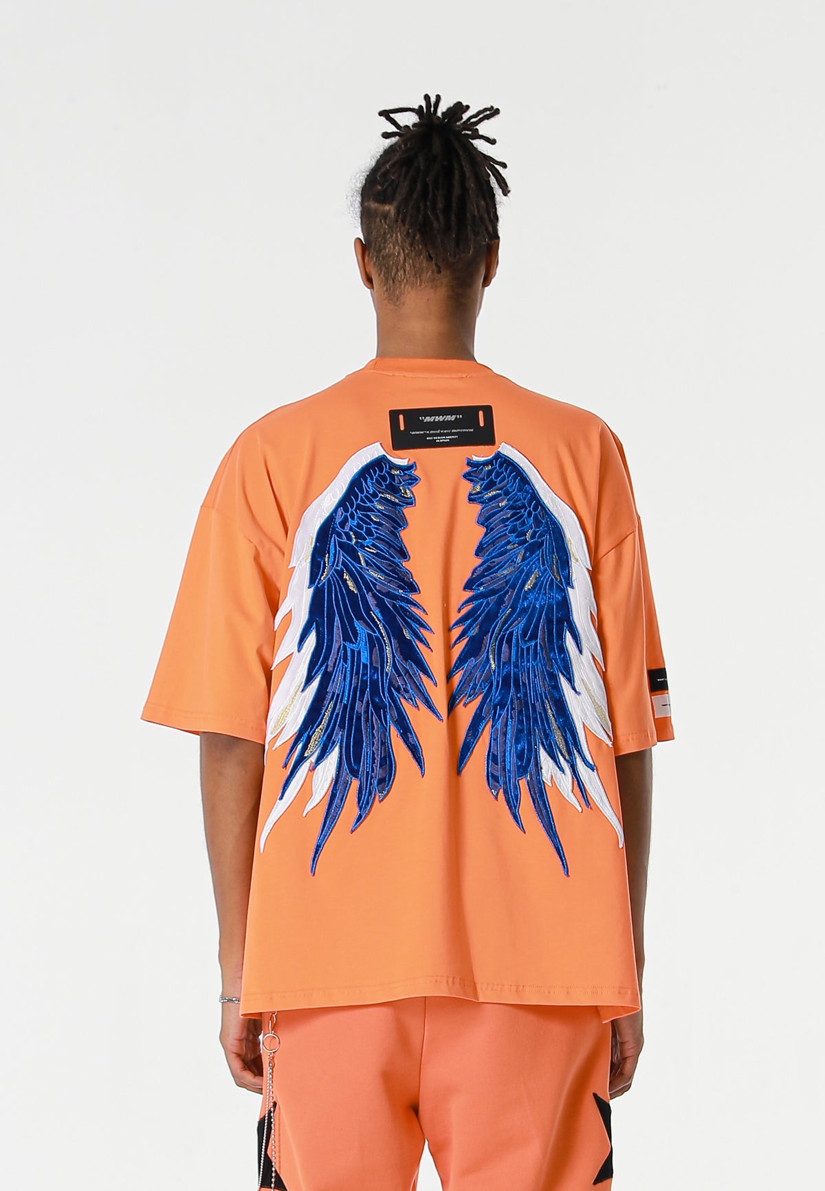Camiseta Wings de corte relajado con estrellas frontales y doble parche de alas en la espalda | MWM [PS_COLORS:ORANGE]
