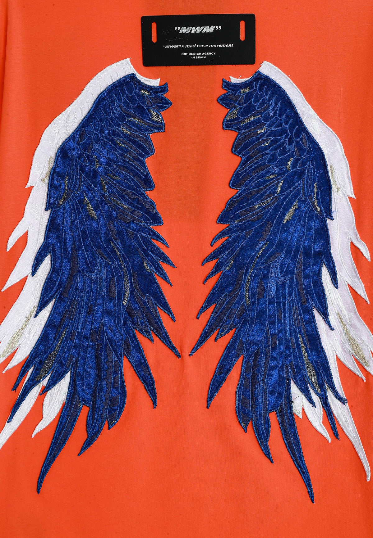 Camiseta Wings de corte relajado con estrellas frontales y doble parche de alas en la espalda | MWM [PS_COLORS:ORANGE]