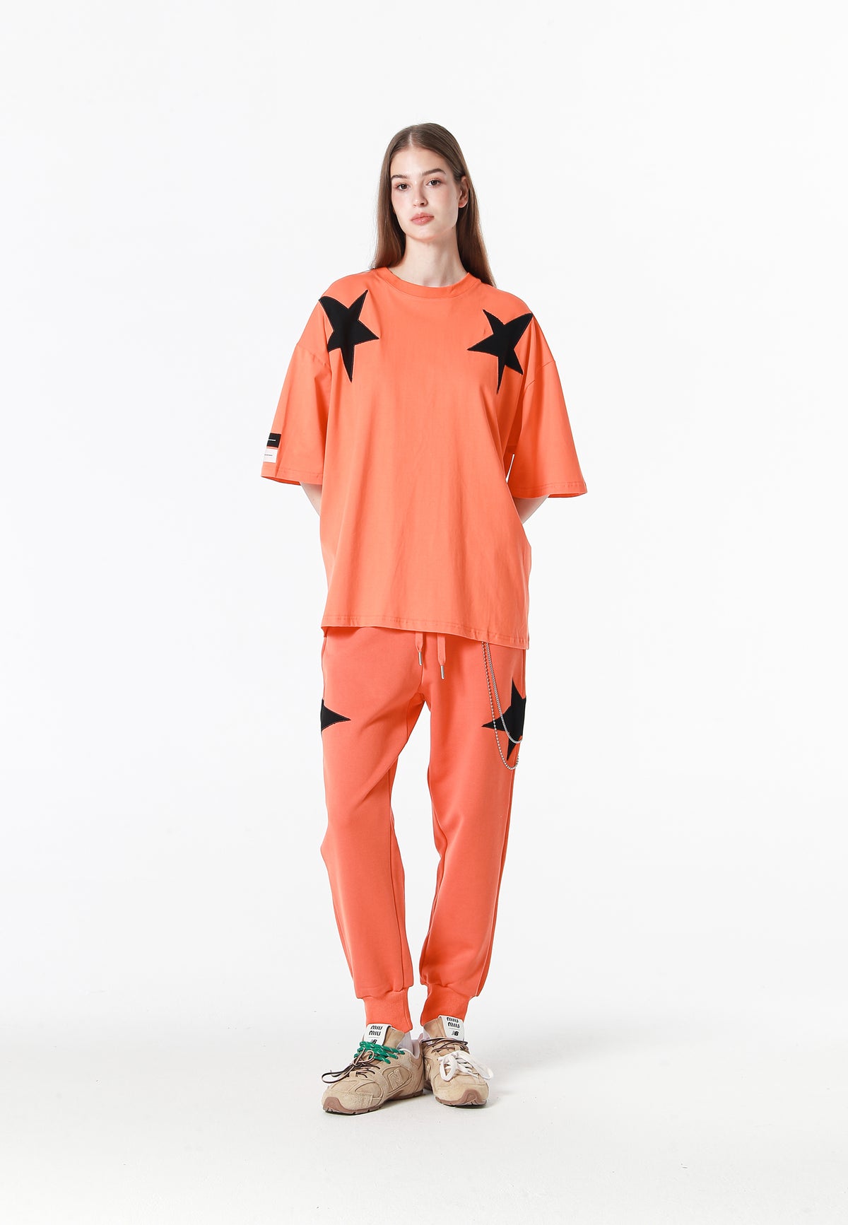Camiseta Wings de corte relajado con estrellas frontales y doble parche de alas en la espalda | MWM [PS_COLORS:ORANGE]