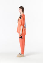 Camiseta Wings de corte relajado con estrellas frontales y doble parche de alas en la espalda | MWM [PS_COLORS:ORANGE]