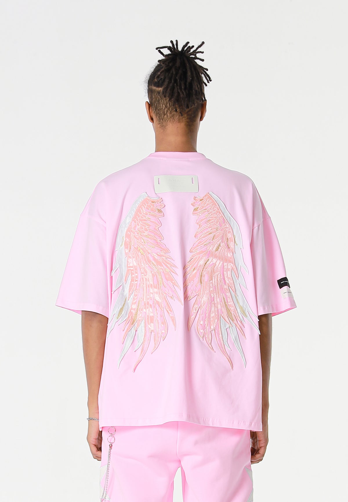 Camiseta Wings de corte relajado con estrellas frontales y doble parche de alas en la espalda | MWM [PS_COLORS:PINK]