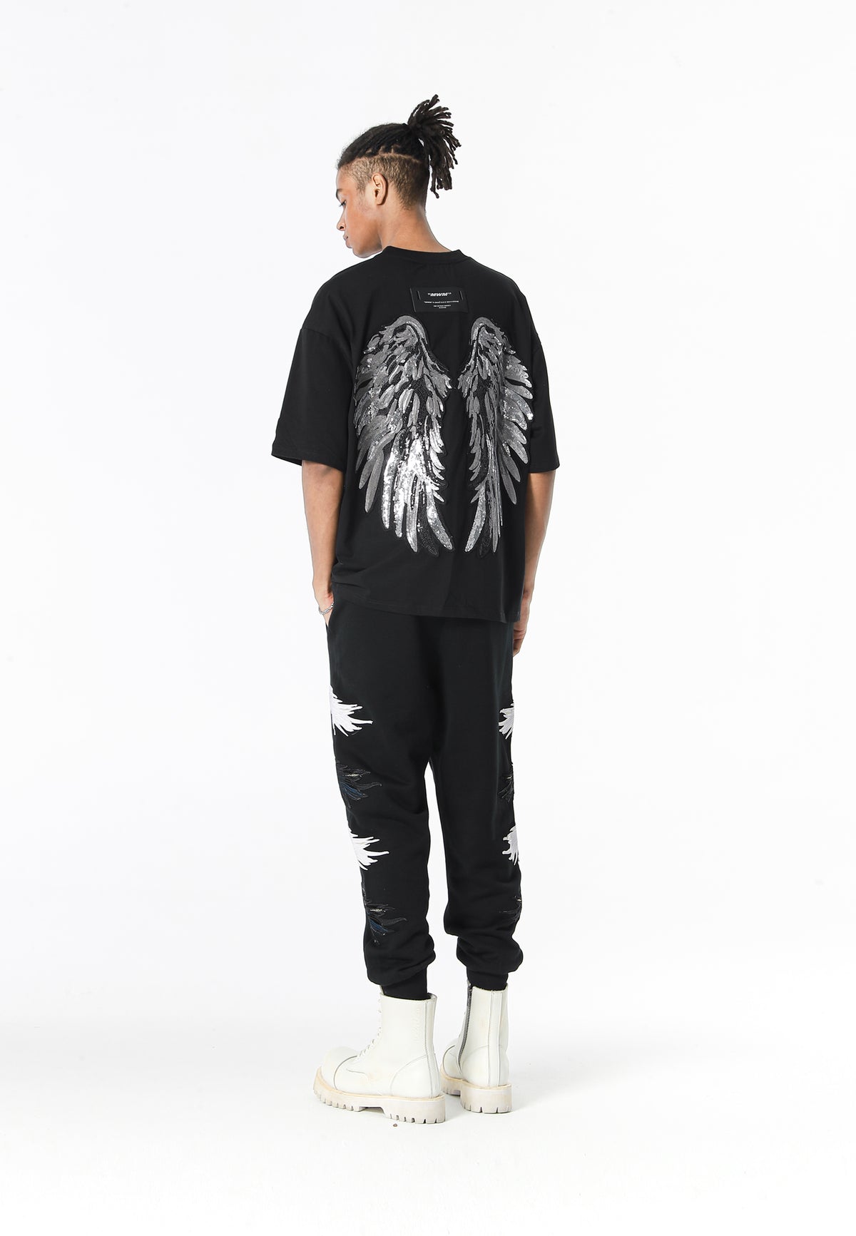 Camiseta Wings de corte relajado con alas de tachuelas en la espalda | MWM [PS_COLORS:BLACK]