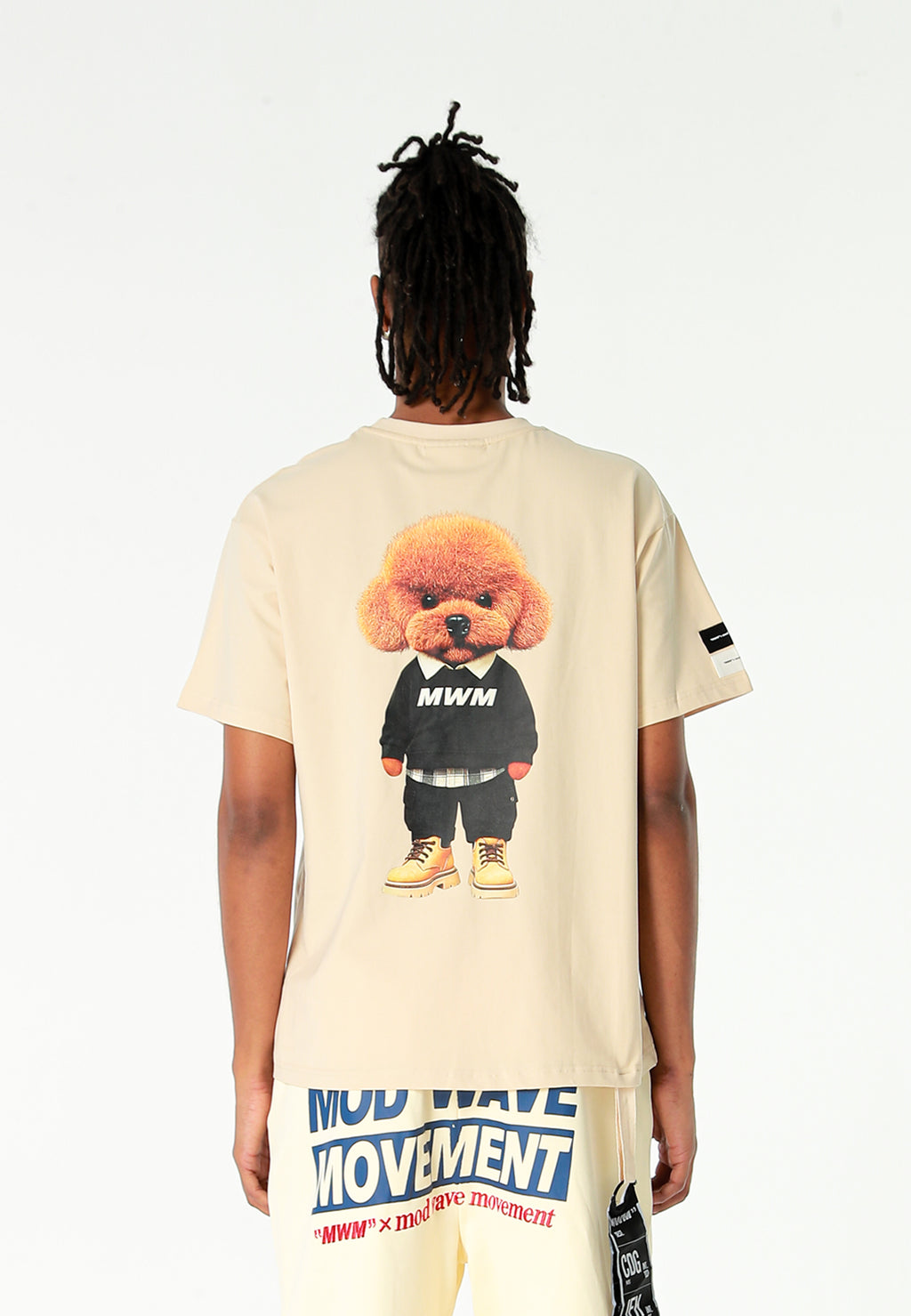 Camiseta TEDDY de corte regular con bordado frontal y print Streetwear Dog en la espalda | MWM [PS_COLORS:ECRU]