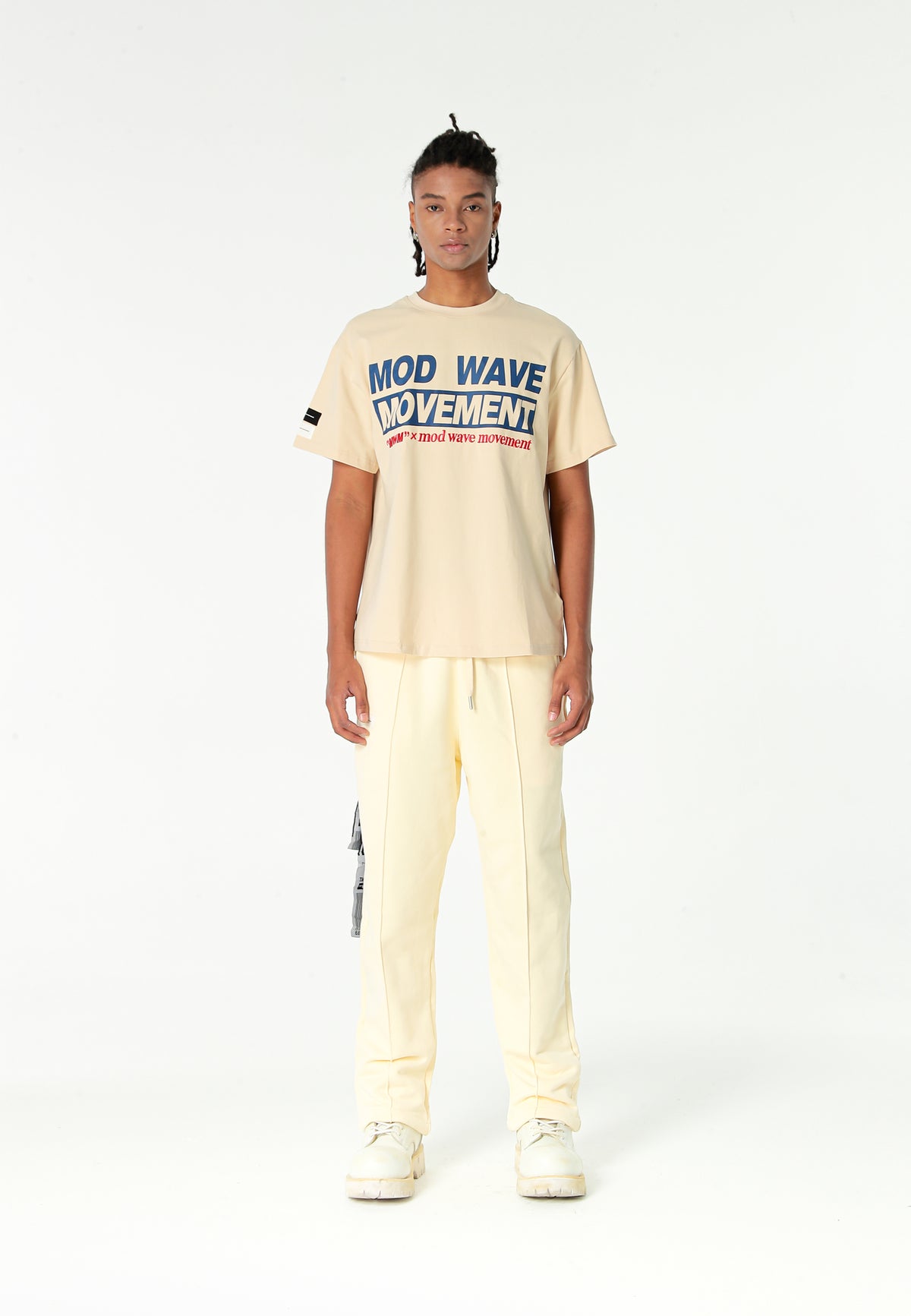 Camiseta TEDDY de corte regular con bordado frontal y print Streetwear Dog en la espalda | MWM [PS_COLORS:ECRU]